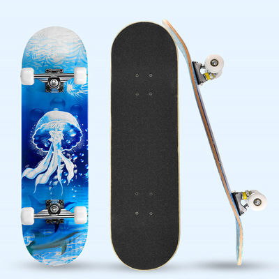 スケートボードに耐えている黒い砂Puの車輪の女の子7つの層のかえで木